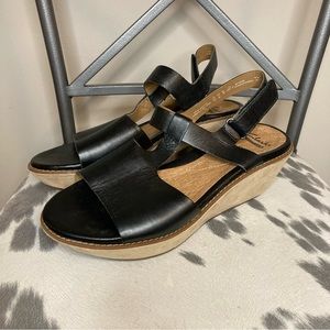 Comfortable Clarks Collection sandals, size 7